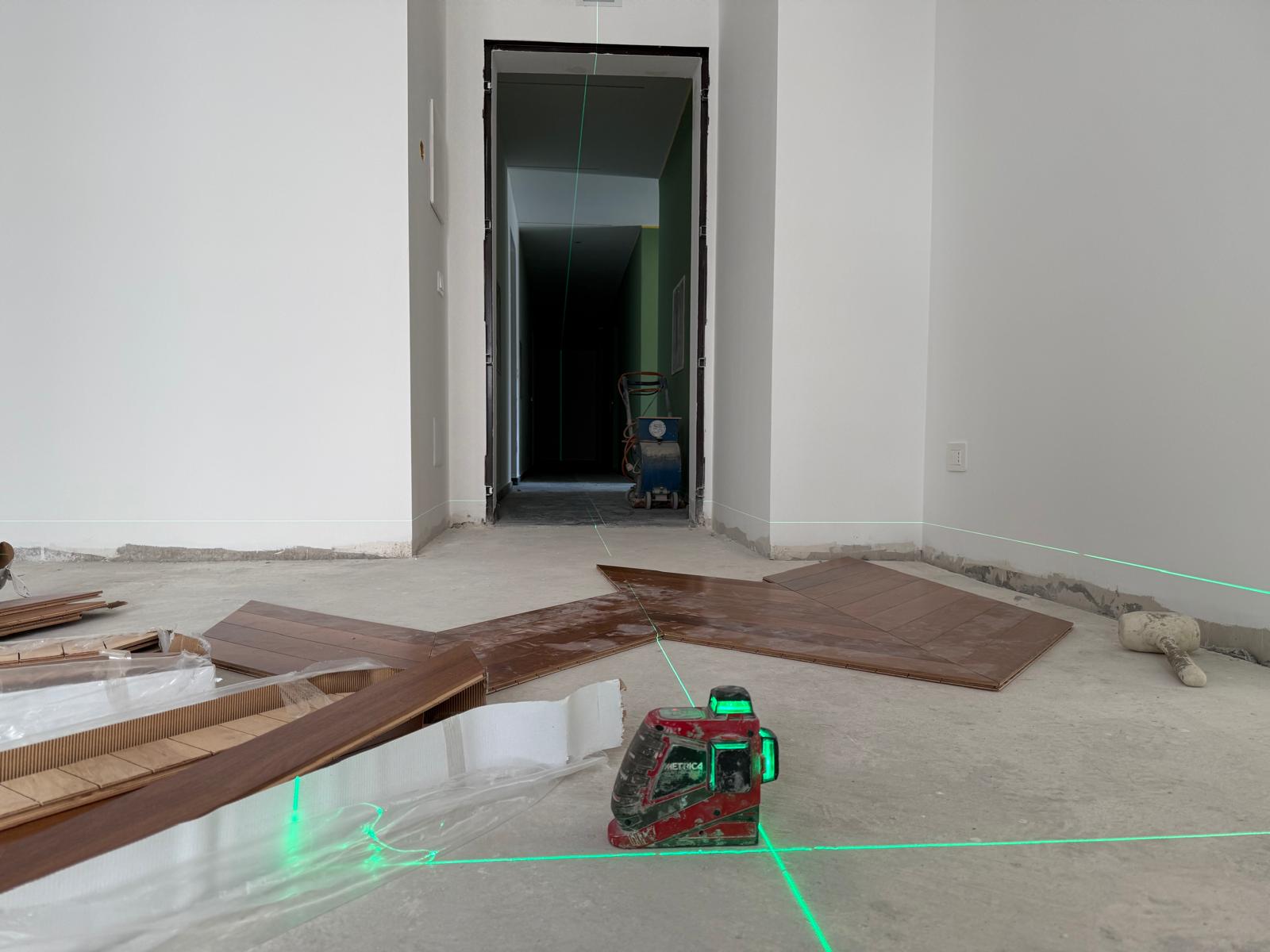 parquet-inizio-posa-livella-laser-verde.jpg